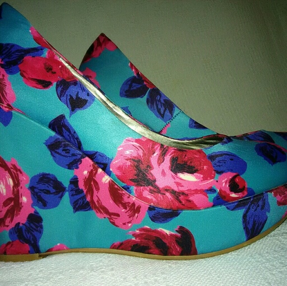 💕EUC Madden girl rose print platform wedges - Picture 3 of 7